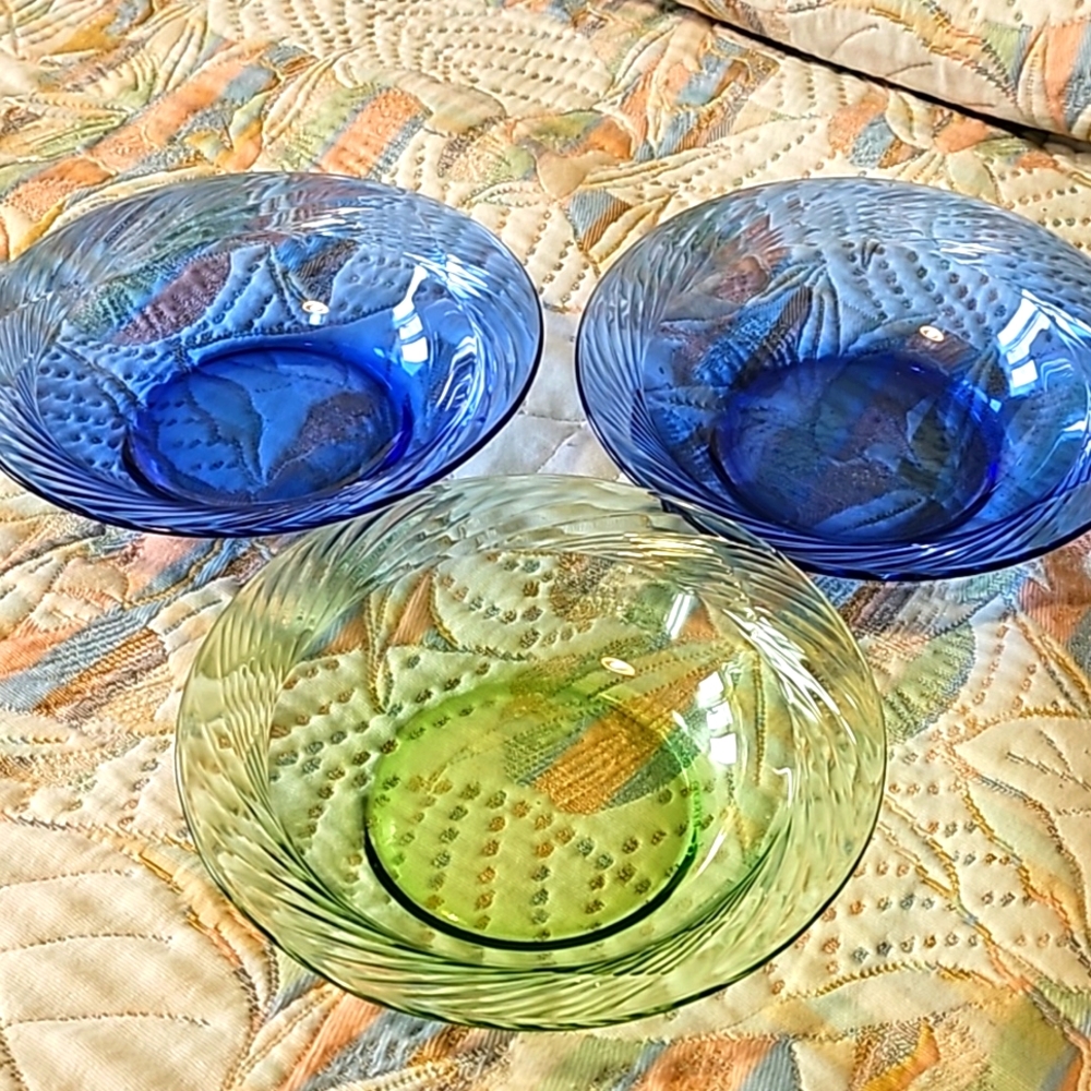 3 vintage PYREX plates. Blue and green. USA .
